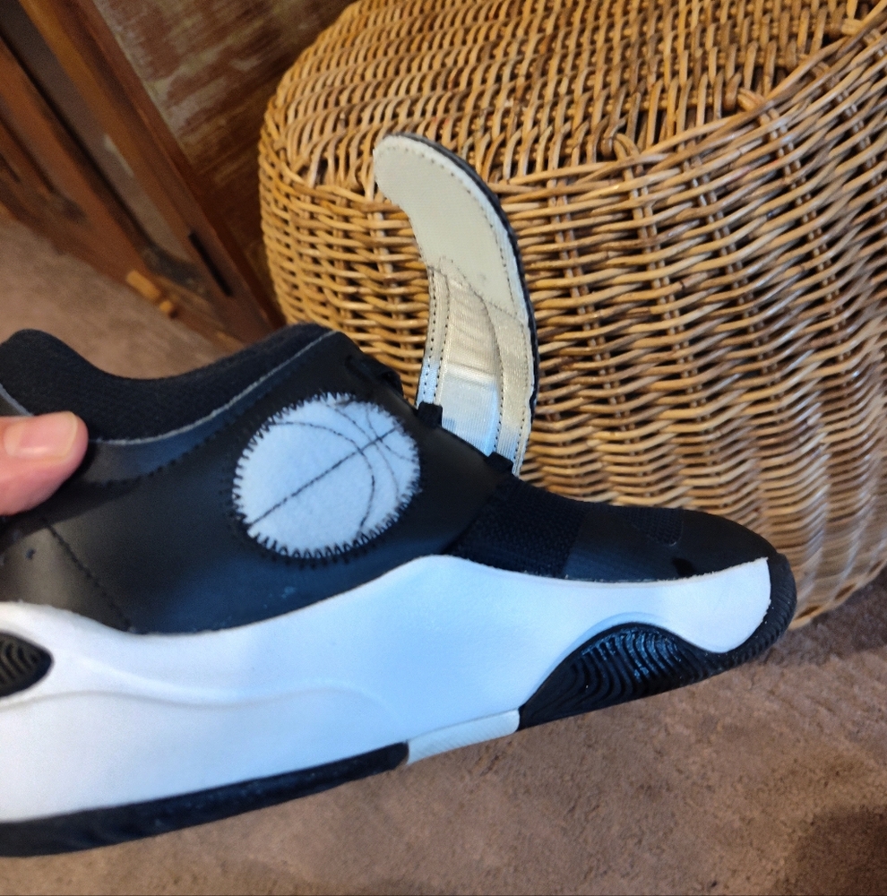 Big Kids / Boys Nike Team Hustle D 11 Hook N Loop Basketball Shoes - Picture 2 of 12